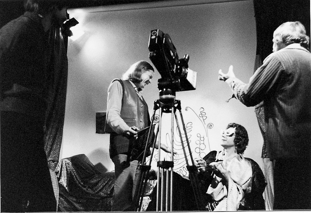 Bazon als Peggy Guggenheim, in „Peggy und die anderen oder: Wer trägt die Avantgarde“, Bild: Film von Werner Nekes und Bazon Brock zur Ausstellung „Westkunst“, Köln 1981.
