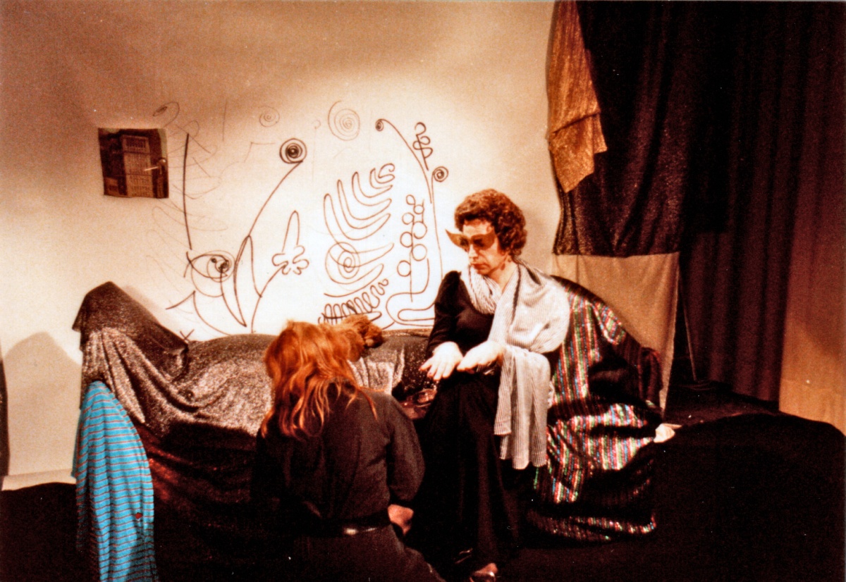 Bazon Brock als Peggy Guggenheim, in „Peggy und die anderen oder: Wer trägt die Avantgarde?“, Bild: Film von Werner Nekes und Bazon Brock zur Ausstellung „Westkunst“, Köln 1981.