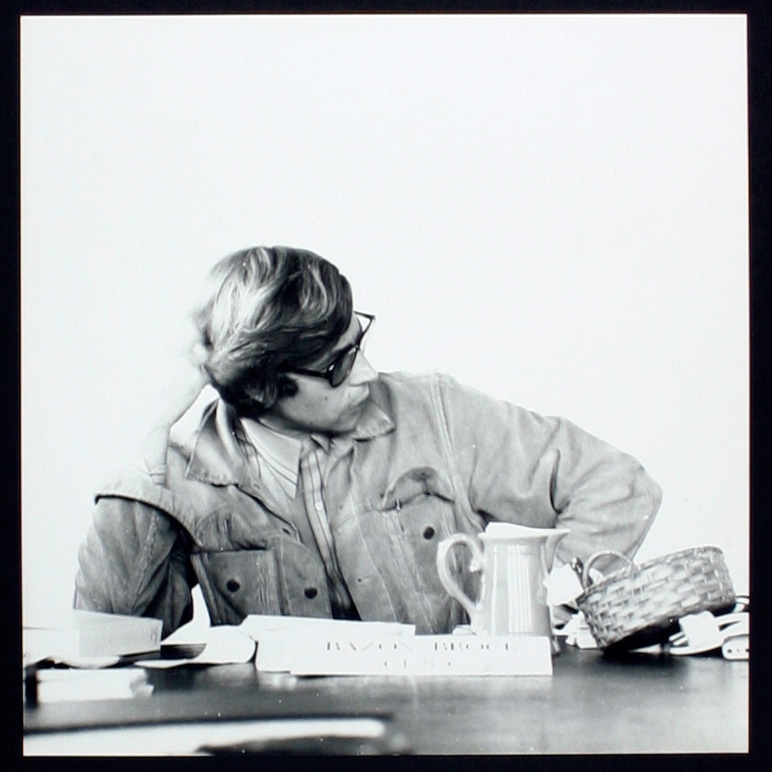 Bilderserie »Der weise Bazon Brock« 56/116, Bild: mamya, B. 11, 1/8 sec., Bildformat: 24 x 2 cm © Joachim Schaffer, Hamburg 1972.
