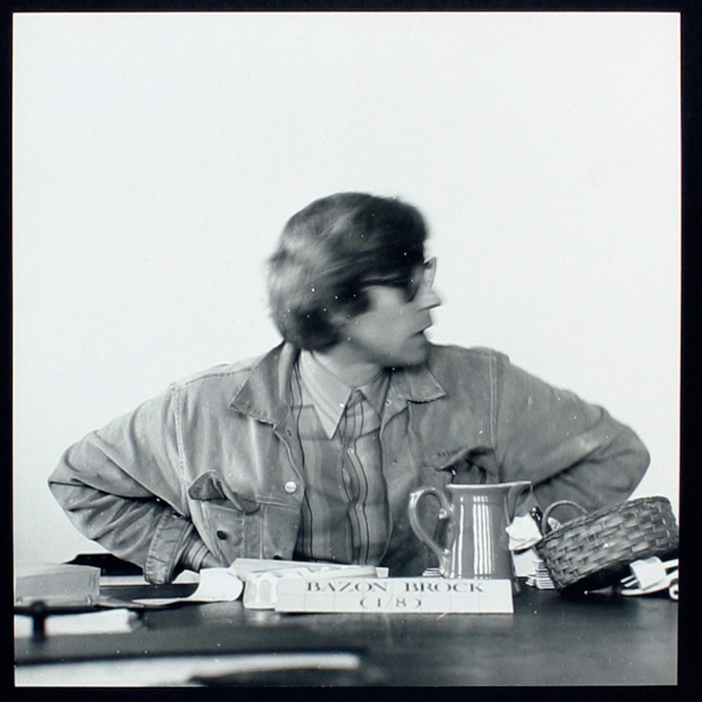 Bilderserie »Der weise Bazon Brock« 69/116, Bild: mamya, B. 11, 1/8 sec., Bildformat: 24 x 2 cm © Joachim Schaffer, Hamburg 1972.