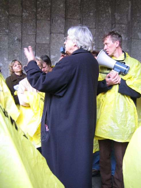 Prozession "Gott und Müll", Bild: Aktion "Lustmarsch durchs Theoriegelände", Köln, 2006.