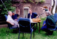 Friedensfeier 09.05.2002 im Blume-Garten zu Köln: Daniel Spoerri, B. J. Blume, Klaus Staeck, Anna Blume (verdeckt), Bazon Brock